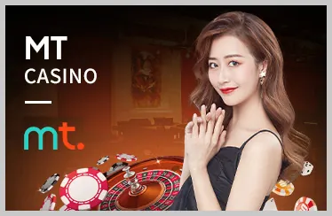 Bàn Poker với các quân bài và chip cược